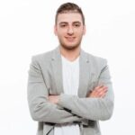 portrait-successful-man-having-stubble-posing-with-broad-smile-keeping-arms-folded_171337-1267_ins